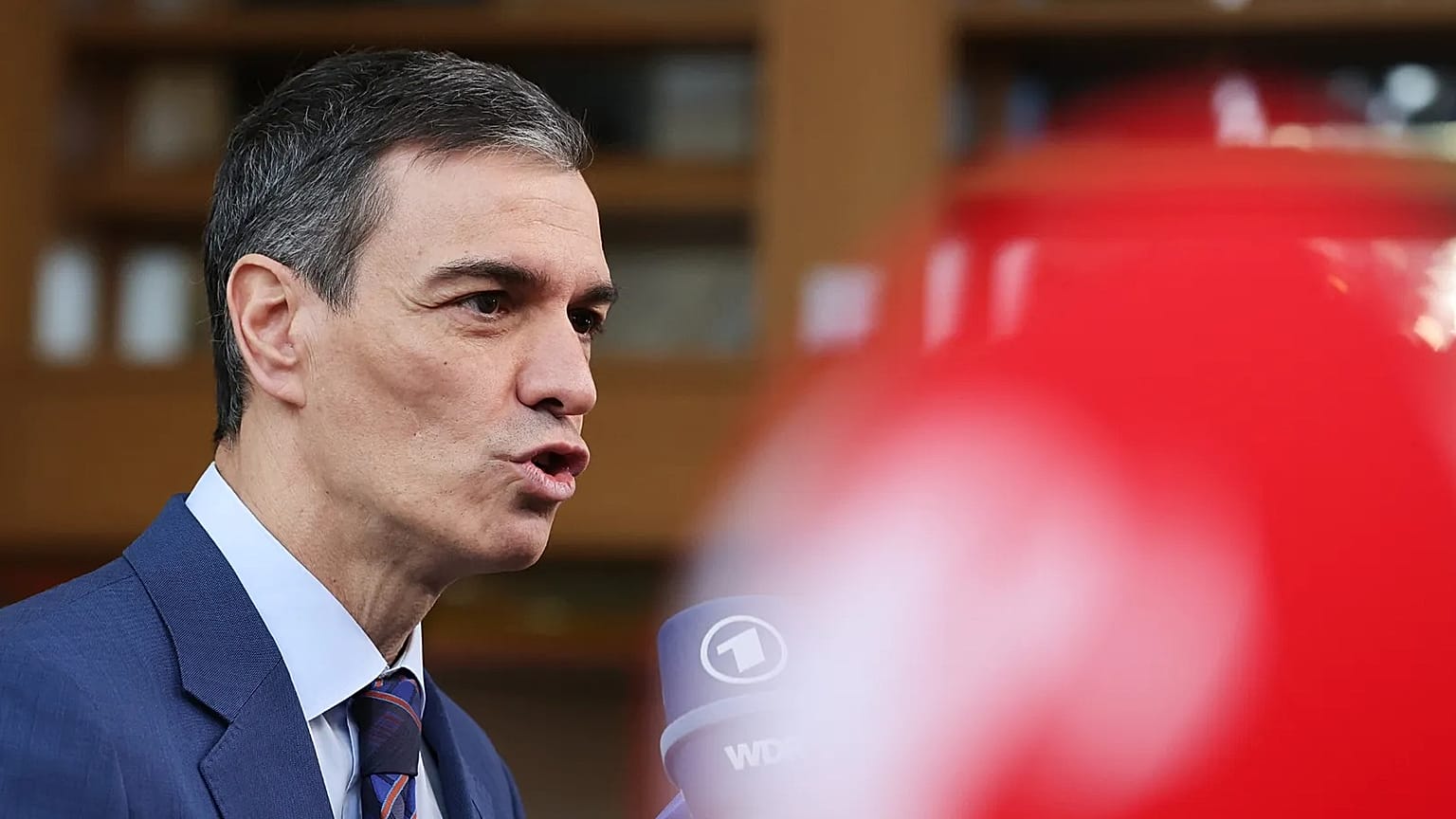 Spain's Prime Minister Pedro Sánchez speaks with the media as he arrives for the EU summit at the European Council building in Brussels, 19 March, 2026