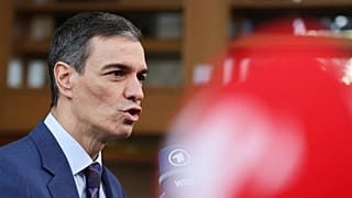 Spain's Prime Minister Pedro Sánchez speaks with the media as he arrives for the EU summit at the European Council building in Brussels, 19 March, 2026