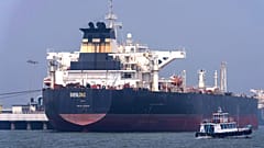 Ein Rohöltanker liegt im Hafen von Mumbai, nachdem er die Straße von Hormus passiert hat; die Risiken für die Schifffahrt in der Region nehmen weiter zu.