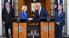 ARCHIV: EU-Kommissionschefin Ursula von der Leyen und Australiens Premier Anthony Albanese nach der Einigung auf ein Handelsabkommen in Canberra, 24. März 2026.