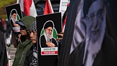 يعرض المتظاهرون صور المرشد الأعلى الإيراني الراحل آية الله علي خامنئي، أثناء تجمعهم للتعبير عن تضامنهم مع إيران والفلسطينيين في غزة