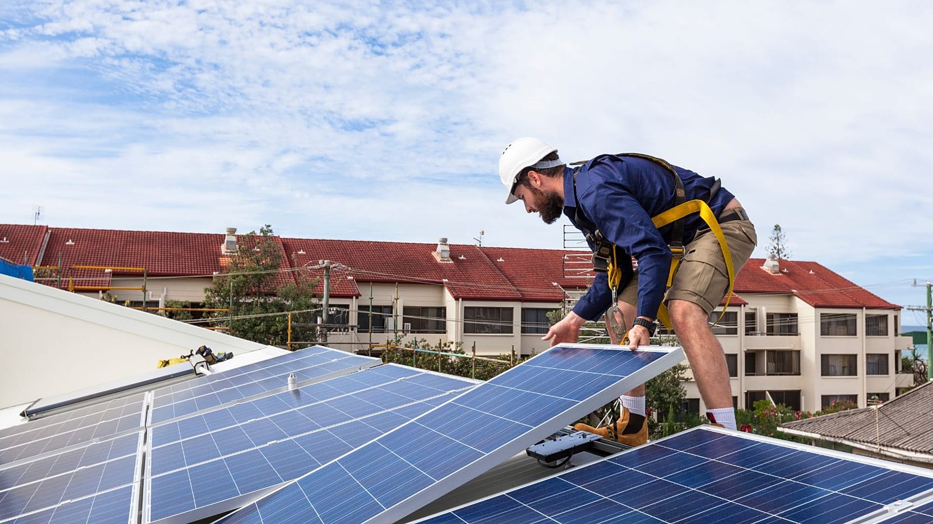Los paneles solares pueden instalarse en tejados y otros tipos de superficies