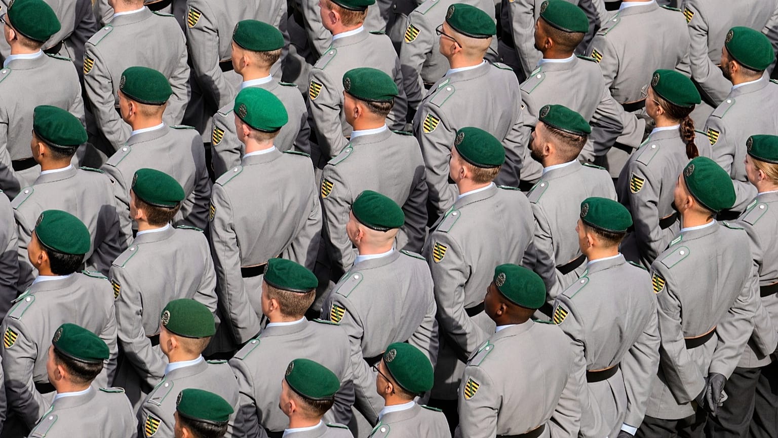 Bundeswehrrekruten am 4. September 2025 vor dem Landtag von Nordrhein-Westfalen in Düsseldorf
