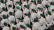 Bundeswehrrekruten am 4. September 2025 vor dem Landtag von Nordrhein-Westfalen in Düsseldorf