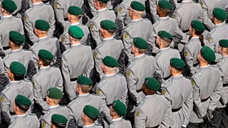 Bundeswehrrekruten am 4. September 2025 vor dem Landtag von Nordrhein-Westfalen in Düsseldorf