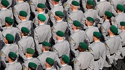 Bundeswehrrekruten am 4. September 2025 vor dem Landtag von Nordrhein-Westfalen in Düsseldorf