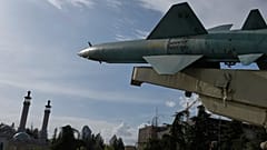 Eine Rakete wird in einer Dauerausstellung in einem Erholungsgebiet im Norden Teherans ausgestellt, 24. März 2026