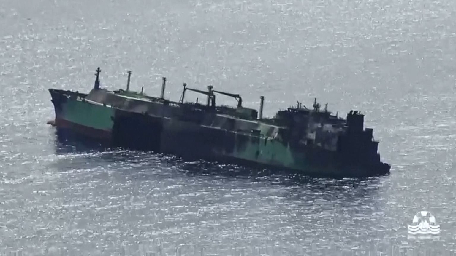 Zrzut ekranu z nagrania AP przedstawiający uszkodzony tankowiec – materiał filmowy organizacji pozarządowej Sea Watch