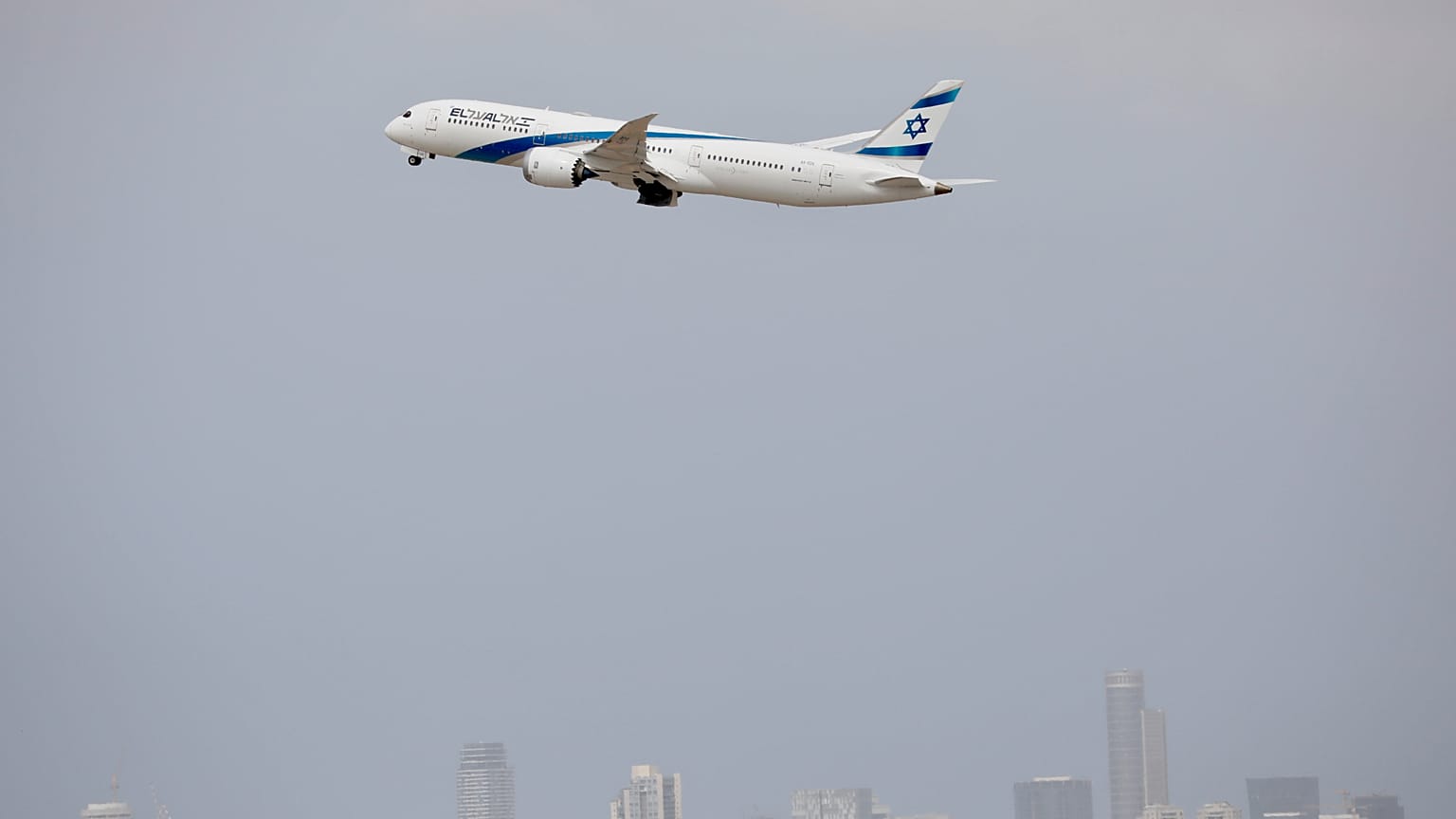 تُقلع طائرة تابعة لشركة "إل عال" من مطار بن غوريون قرب تل أبيب، إسرائيل، يوم الثلاثاء 10 مارس/آذار 2020