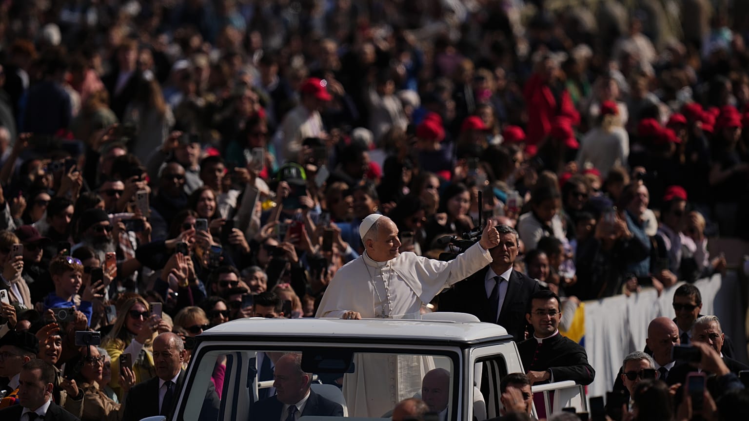 Папа Лев XIV приветствует верующих, прибывая на площадь Святого Петра на еженедельную общую аудиенцию в Ватикане, в среду, 25 марта 2026 года.