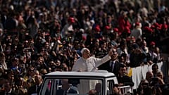 Papst Leo XIV begrüßt Gläubige bei seiner Ankunft auf dem Petersplatz zur wöchentlichen Generalaudienz im Vatikan, Mittwoch, 25. März 2026.