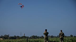 نیروهای لشکر ۸۲ هوابرد که در جریان آماده‌سازی برای هفتاد و نهمین سالگرد روز دی، در لا فی‌یر، نرماندی فرانسه، در روز یکشنبه ۴ ژوئن ۲۰۲۳، با پرچم آمریکا