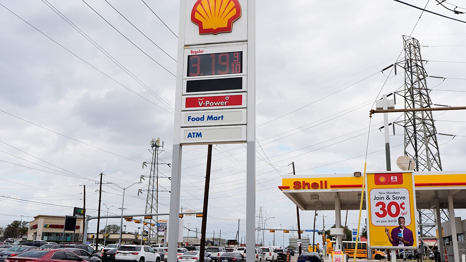 تمر حركة المرور بمحطة شل حيث يتم عرض أسعار الغاز الحالية على لافتة في دالاس