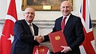 İngiltere Savunma Bakanı John Healey ve Türkiye Milli Savunma Bakanı Yaşar Güler, 25 Mart 2026 tarihinde imzalanan anlaşma sonucu el sıkışıyorlar.