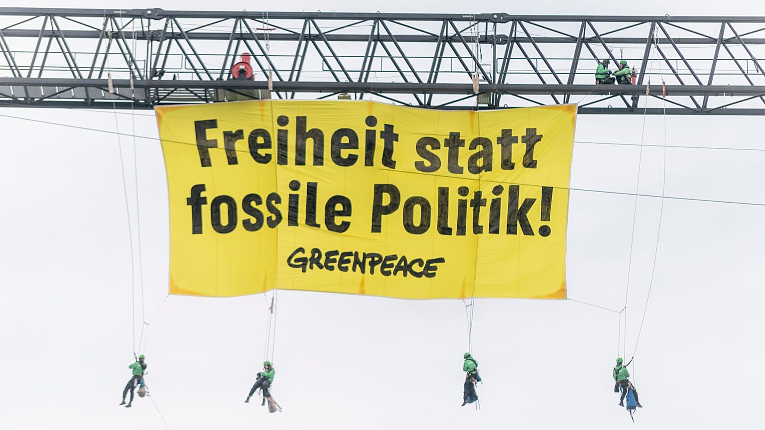 Greenpeace-¨Protest  über dem Kanzleramt in Berlin