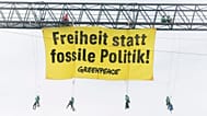 Greenpeace-¨Protest  über dem Kanzleramt in Berlin