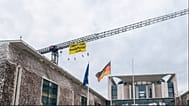 Greenpeace-¨Protest  über dem Kanzleramt in Berlin