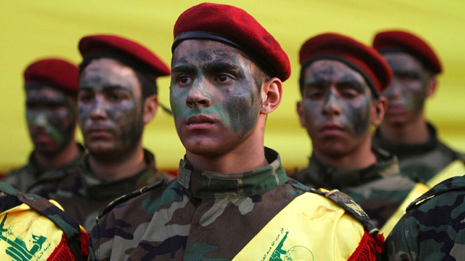 صورة أرشيفية - في هذه الصورة الأرشيفية التي التُقطت يوم الاثنين 12 أكتوبر/تشرين الأول 2015، يقف مقاتلو حزب الله بجانب نعش القائد البارز في الحزب، حسن حسين الحاج