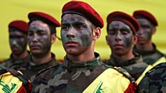  صورة أرشيفية - في هذه الصورة الأرشيفية التي التُقطت يوم الاثنين 12 أكتوبر/تشرين الأول 2015، يقف مقاتلو حزب الله بجانب نعش القائد البارز في الحزب، حسن حسين الحاج