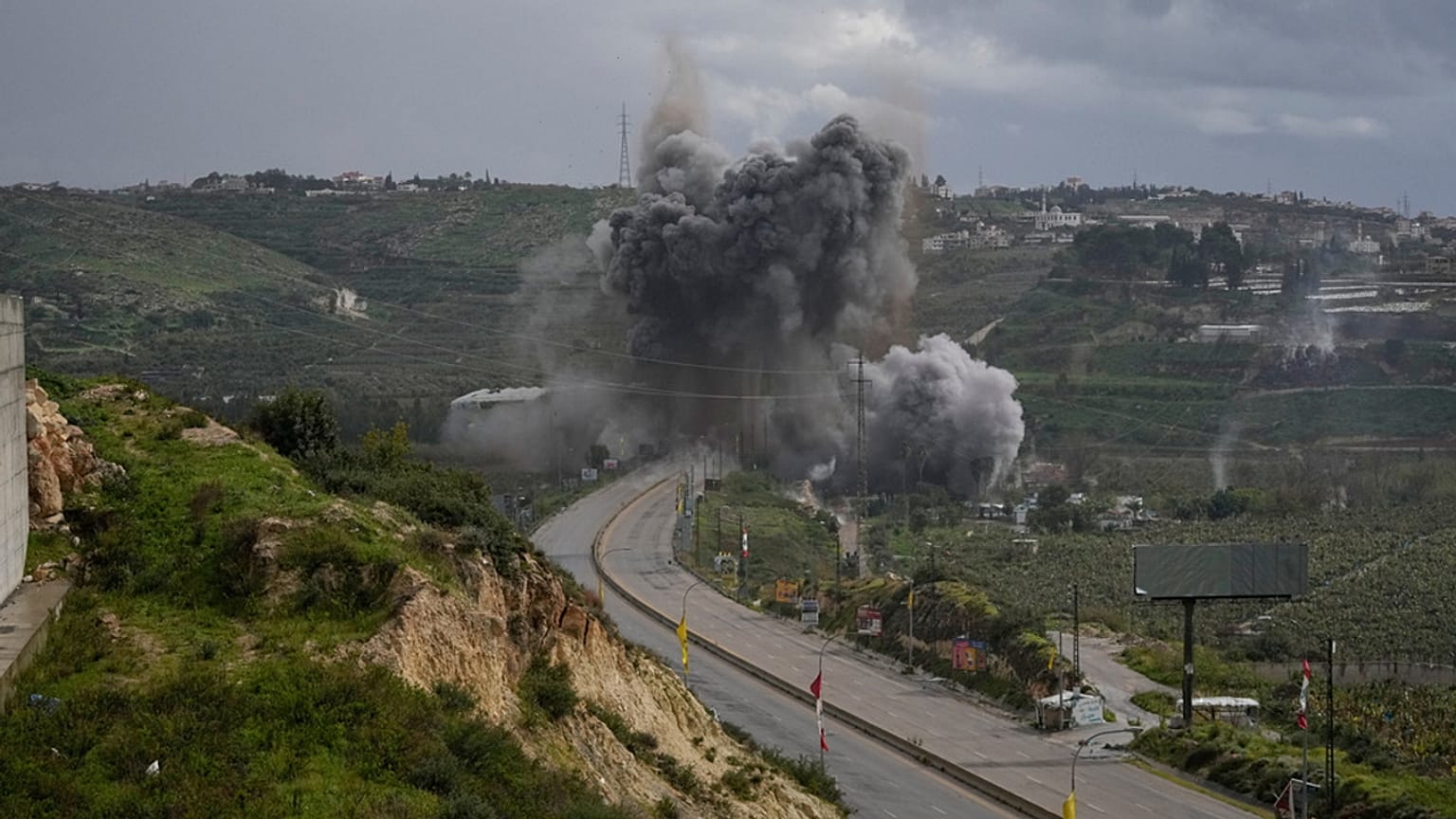 تصاعد الدخان جراء غارة إسرائيلية استهدفت جسر القاسمية قرب مدينة صور الساحلية في لبنان، الأحد 22 مارس 2026