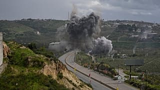 تصاعد الدخان جراء غارة إسرائيلية استهدفت جسر القاسمية قرب مدينة صور الساحلية في لبنان، الأحد 22 مارس 2026