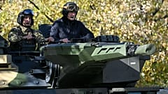 Der ungarische Verteidigungsminister Kristof Szalay-Bobrovniczky, rechts, in einem Lynx-Schützenpanzer 