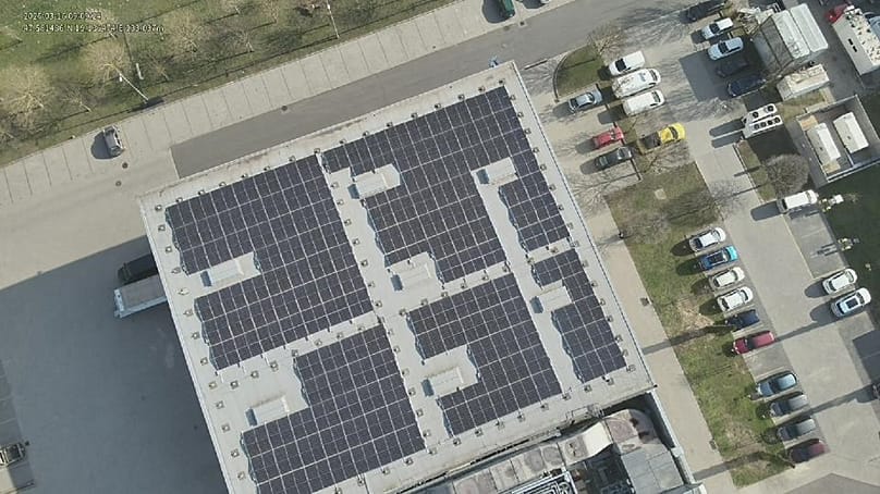 Napelemek a filmstúdió műtermeinek tetején - drónfelvétel