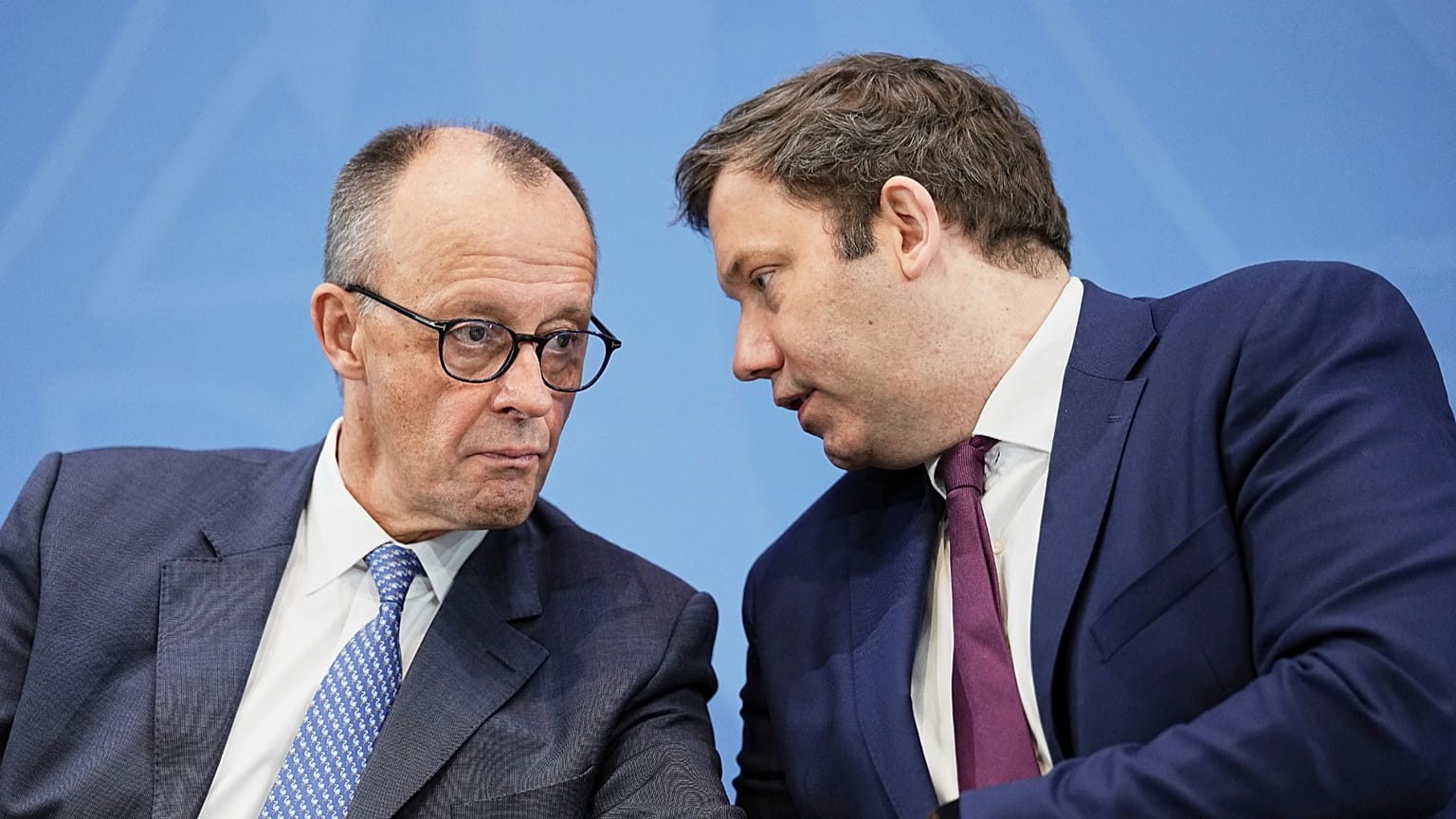 Merz unterhält sich mit Finanzminister Lars Klingbeil, 28. November 2025, in Berlin