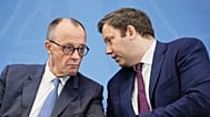 Merz unterhält sich mit Finanzminister Lars Klingbeil, 28. November 2025, in Berlin
