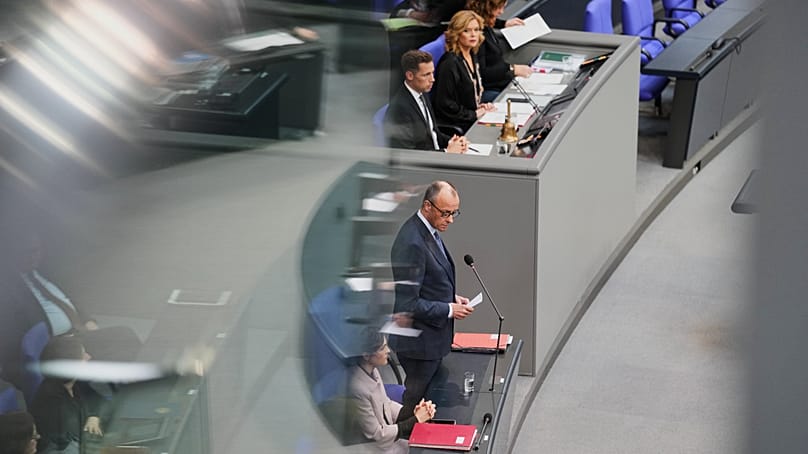 Merz spricht am 25. März 2026 während einer Fragerunde im Deutschen Bundestag in Berlin