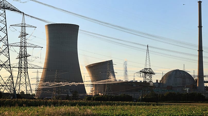 Der erste Kühlturm des stillgelegten Kernkraftwerks stürzt am 16. August 2024 bei einer kontrollierten Sprengung ein
