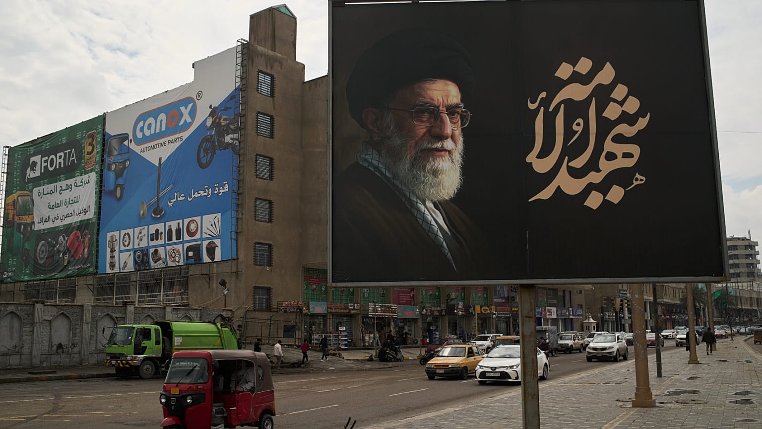 صورة للمرشد الأعلى الإيراني الراحل آية الله علي خامنئي، كُتب عليها عبارة "شهيد الله"