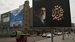 صورة للمرشد الأعلى الإيراني الراحل آية الله علي خامنئي، كُتب عليها عبارة "شهيد الله"