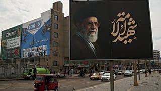 صورة للمرشد الأعلى الإيراني الراحل آية الله علي خامنئي، كُتب عليها عبارة "شهيد الله"