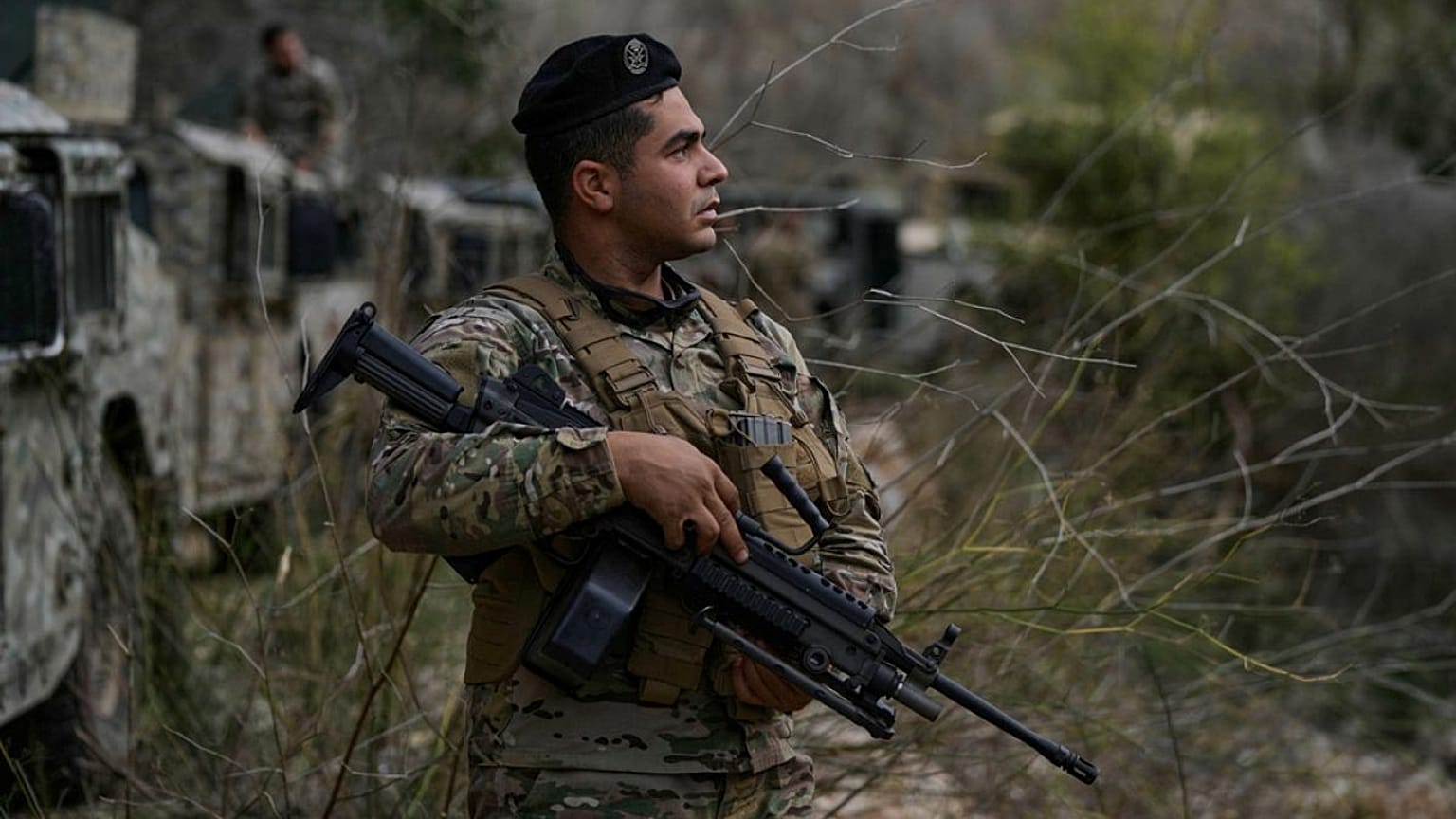 جندي من الجيش اللبناني يقف حارساً بالقرب من الحدود في قرية علما الشعب، خلال جولة إعلامية للجيش اللبناني في جنوب لبنان، الجمعة 28 نوفمبر/تشرين الثاني 2025.