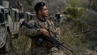 جندي من الجيش اللبناني يقف حارساً بالقرب من الحدود في قرية علما الشعب، خلال جولة إعلامية للجيش اللبناني في جنوب لبنان، الجمعة 28 نوفمبر/تشرين الثاني 2025.