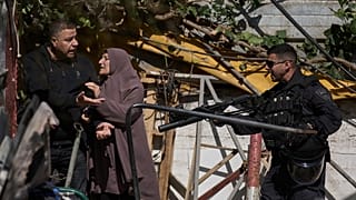 شرطي يفرّق سكاناً فلسطينيين خلال عملية هدم نفذتها السلطات الإسرائيلية في حي سلوان بالقدس الشرقية قرب البلدة القديمة، في 10 فبراير 2026.