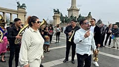 El desfile inaugural del GipsyFest terminó en la Plaza de los Héroes