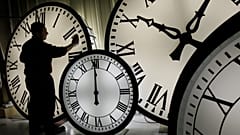 Mitarbeiter Walter Rodriguez von Electric Time Co. reinigt das Zifferblatt einer 84-Zoll-Wegman-Uhr.
