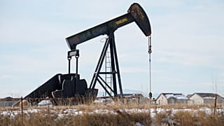 يقف عامل مضخة النفط في حقل على طول الطريق السريع 25 يوم الخميس، 30 نوفمبر 2023، بالقرب من إري، كولورادو. (صورة أسوشيتد برس/ديفيد زالوبوفسكي)