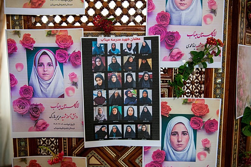 صور لتلاميذ من مدرسة "الشجرة الطيبة" الابتدائية في ميناب قُتلوا في ضربة أمريكية، خلال مؤتمر صحافي للسفير الإيراني في تونس، 12 مارس 2026.