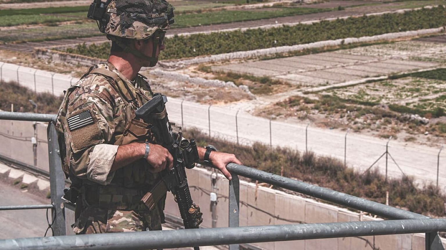  في هذه الصورة التي التُقطت في 21 أغسطس/آب 2021، والتي قدمها جنود من الفرقة 82 المحمولة جواً، يؤمّنون مطار حامد كرزاي الدولي في كابول، أفغانستان.