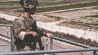  في هذه الصورة التي التُقطت في 21 أغسطس/آب 2021، والتي قدمها جنود من الفرقة 82 المحمولة جواً، يؤمّنون مطار حامد كرزاي الدولي في كابول، أفغانستان.