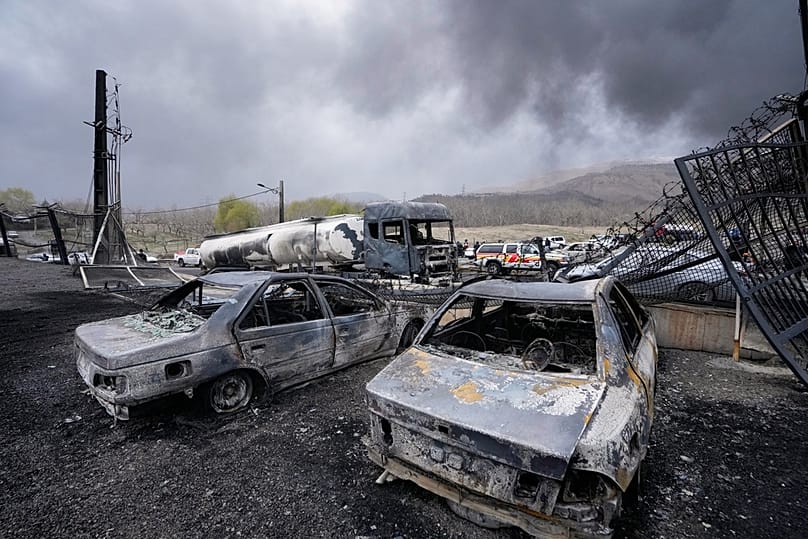 مركبات متفحّمة قرب منشأة لتخزين النفط تعرّضت لضربة أمريكية-إسرائيلية، 8 مارس 2026.