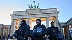 Polizisten stehen vor dem Brandenburger Tor in Berlin, 11. Januar, 2026