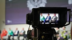 Η πρόεδρος των Σοσιαλδημοκρατών Mette Frederiksen, ο ηγέτης του Σοσιαλφιλελεύθερου Κόμματος Martin Lidegaard και ο πρόεδρος των Μετριοπαθών Lars Løkke Rasmussen στην Κοπεγχάγη, 25 Μαρτίου 2026