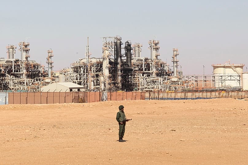 An Algerian soldier stands guard at the gas plant in Ain Amenas, 31 January, 2013