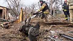 Ratownicy próbują ugasić pożar wywołany przez fragmenty rosyjskiego drona, który uderzył w prywatny dom podczas ataku powietrznego w Charkowie na Ukrainie, środa, 25 marca 2026 r.