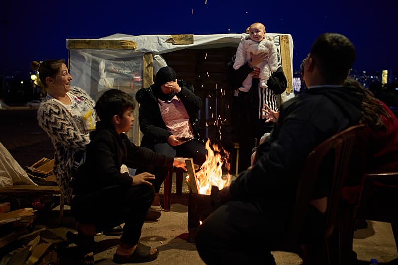 النازحون على الرصيف البحري لمدينة بيروت