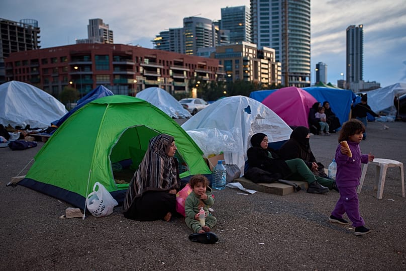 النازحون على الرصيف البحري لمدينة بيروت